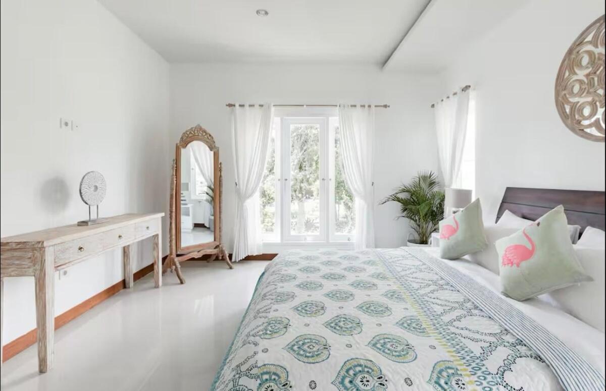 Central Seminyak Private 3 Bedroom Villa Roshi Villa