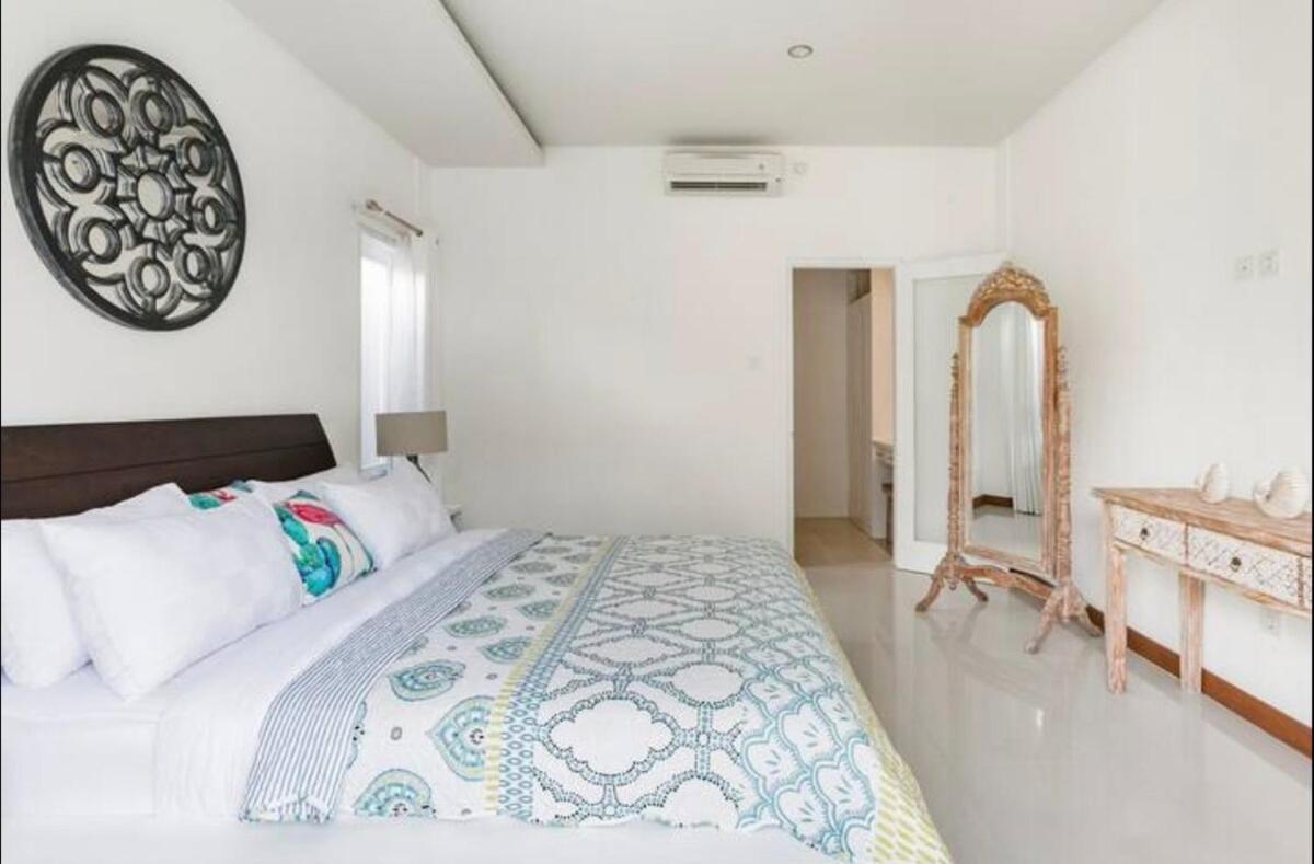 Central Seminyak Private 3 Bedroom Villa Roshi Villa